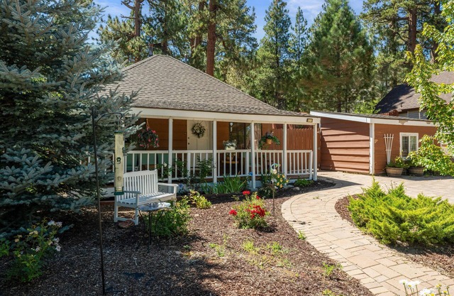 Chipmunk House - Walk to Lake & Village, Fire Pit, Deck