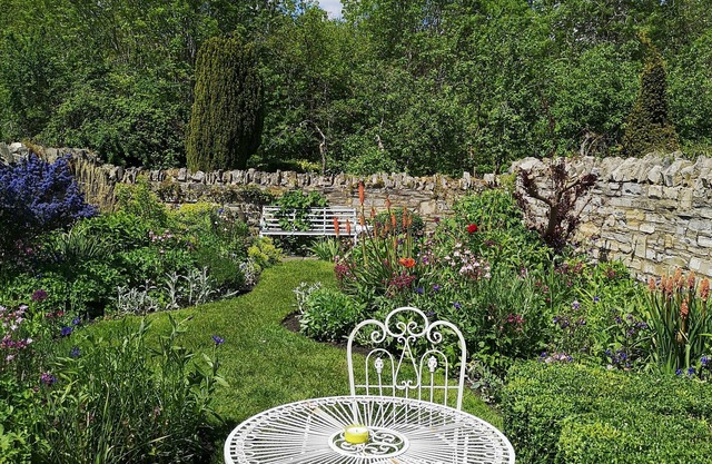 Chocolate-box pretty cottage, with Grade II Listing, in Shakespeare country