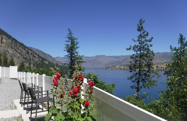Choose these views and a great house!