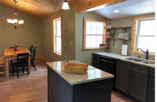 Christy's Creekside Cabin - calm, cozy, comfort