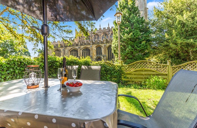 Church Cottage - a cotswold cottage that sleeps 4 guests in 2 bedrooms