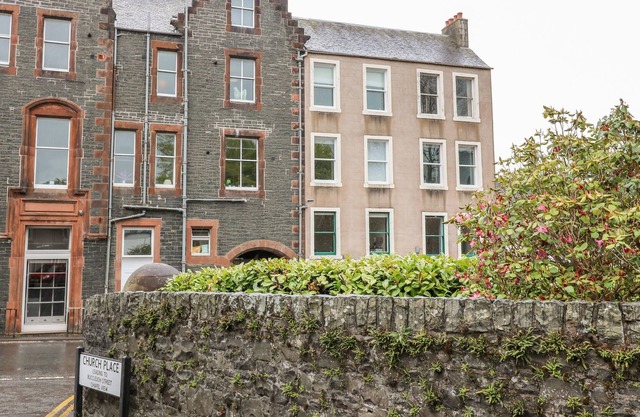 CHURCH GATE HOUSE, pet friendly, character holiday cottage in Moffat