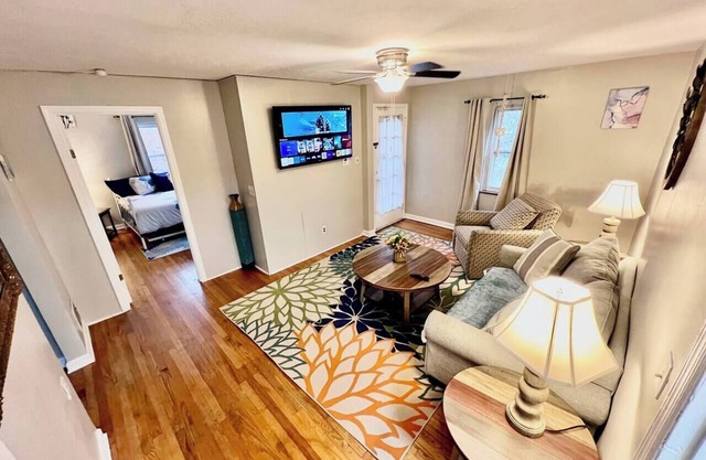 CincyShortStays Comfy Cozy Safe 2nd Floor Aptmnt 13 Min to UC Med