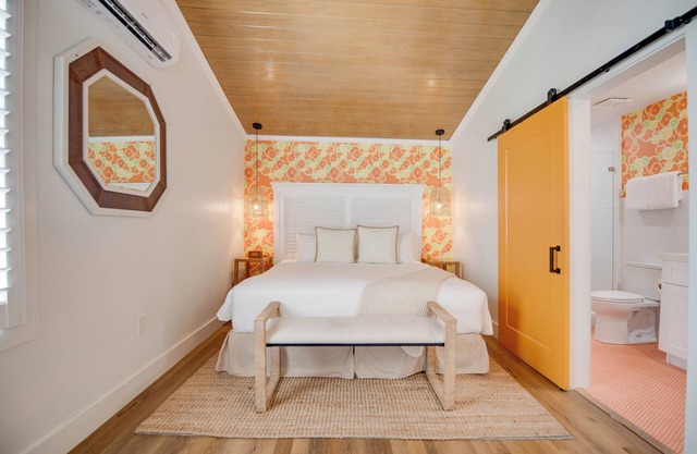Citrus Queen at Custom House Inn | Ideal Location On Duval!