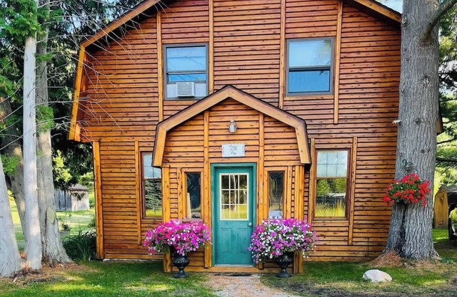 City Cabin; Boyne City 1 Mile to Beach, Walk Trail