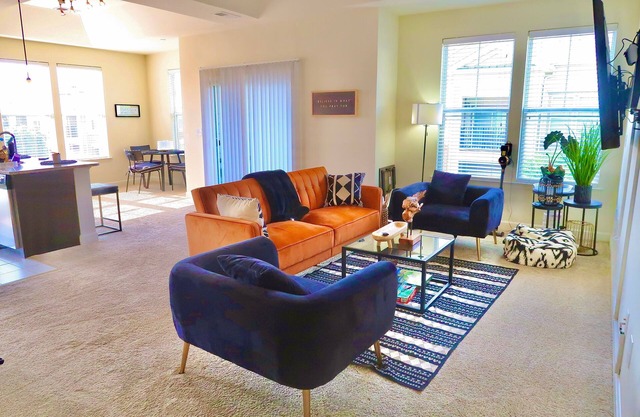 City center luxe Huntington metro PS5+fast Wi-Fi