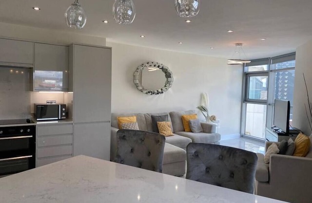 City Centre Luxury Apartment with FREE parking
