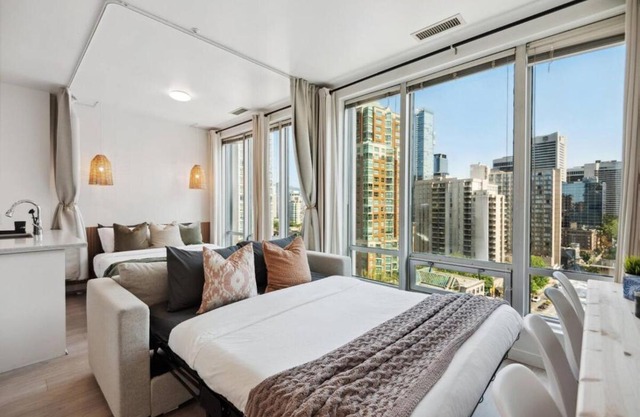 Cityview Suite near Robson Square and Canada Place for 6 Guests