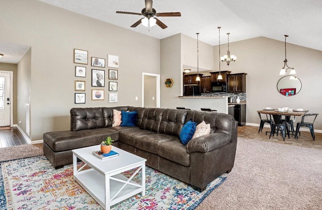 Clarksville Oasis - Spacious 3-Bedroom Home with Pet-Friendly Amenities