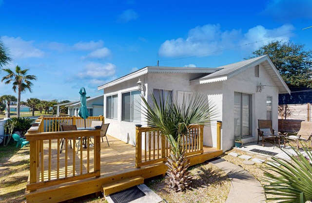 Classic Florida beachside cottage with nearby ocean access & WiFi