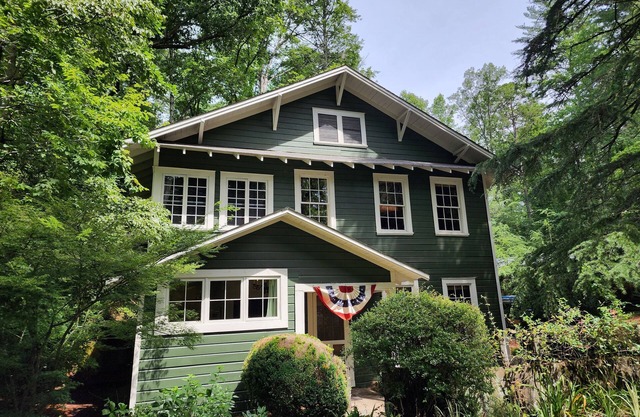 Classic Lakehouse on a Lovely Mountain stream with Lake Rabun access & 4 Bedroom