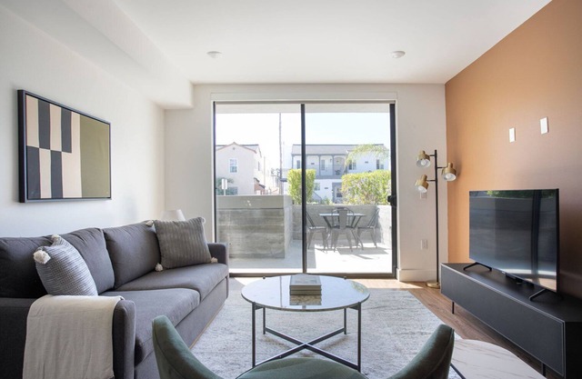 Classic Mid-Wilshire 2BR w/Roof Terrace, nr Shopping, by Blueground