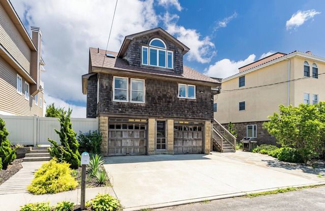 Classic Oceanfront 5-bedroom home, steps to the beach in South Mantoloking