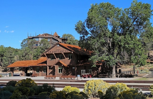 Classic Route 66 Lodging with Free Breakfast & Parking, Bearizona Wildlife Park!