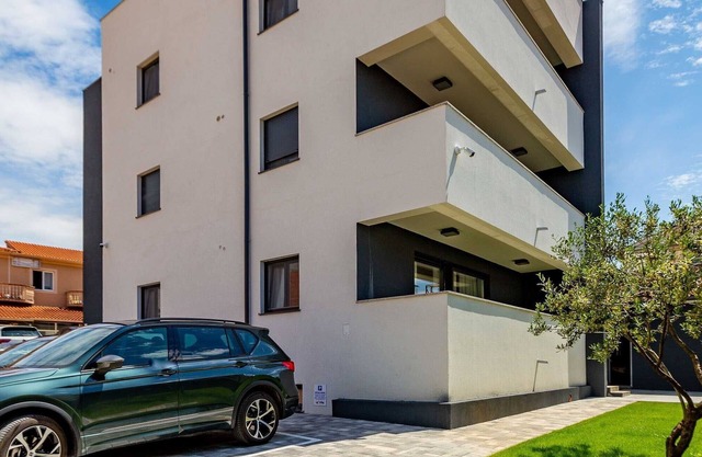 Classic Three Bedroom Apartment with Balcony