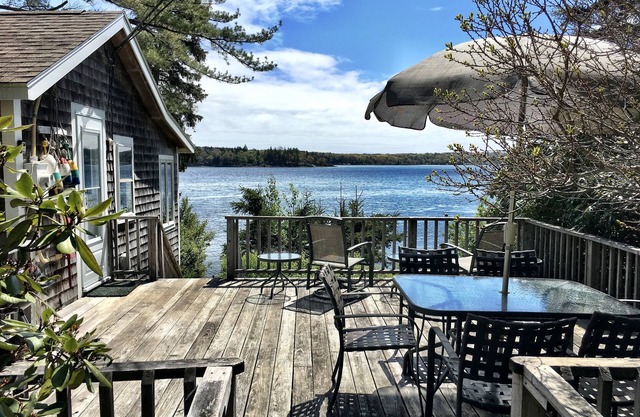 Classic Waterfront Cottage with Private Fishing & boat dock - Boothbay Harbor