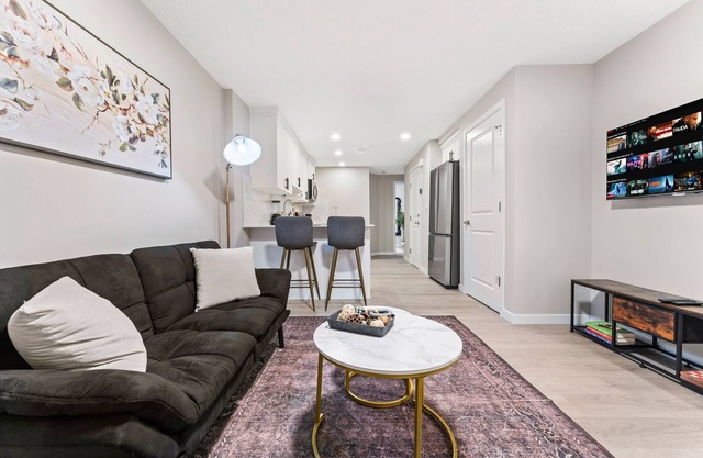 Classy 2-Bedroom Basement Near The Lake