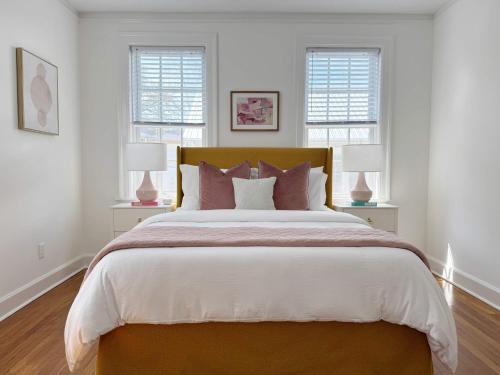 Classy 3-Story Downtown Apt - Great Location