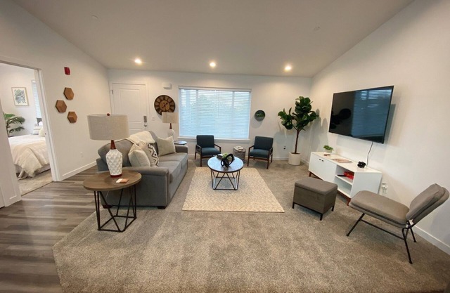 Classy, Cozy Condo, Ideal 4 Long Stays!