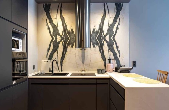 Classy, modern furnished residence- Gym & Pool