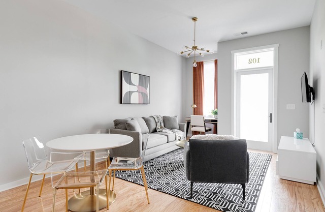 Classy, Spacious Apt Near Esteemed Restaurants