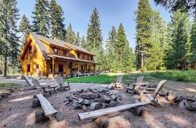 Cle Elum Mountain Cabin w/Hot Tub & Hiking!