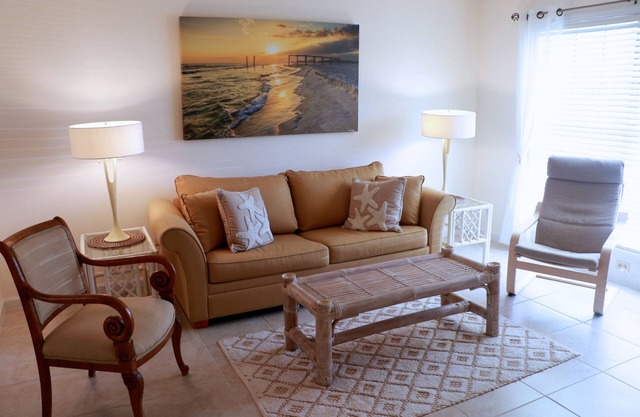 Clean, Airey, Artistic, Tropical Townhouse steps from the beach