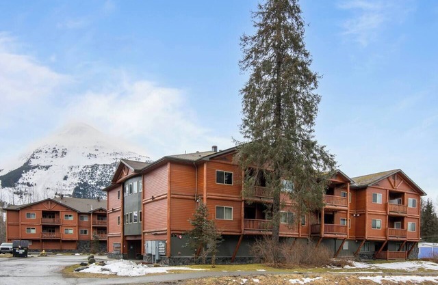 Clean and Comfortable 2 Bdrm Condo in Downtown
