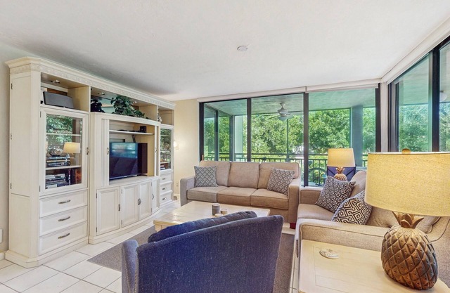 Clean and spacious condo w/beach access, pickleball courts and private balcony