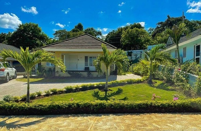 Clean & Cozy 3 bedroom Villa — 5 min from the beach, close to major attractions