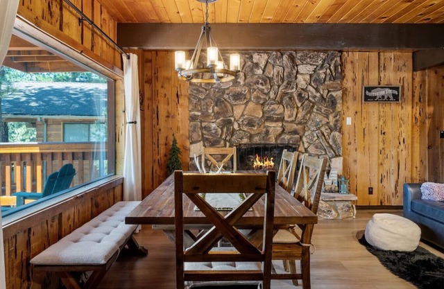 Clean & Cozy Family Cabin Near Lake with A/C