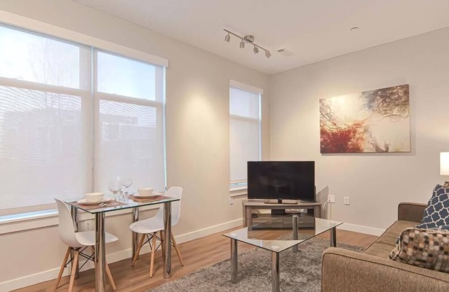 Clean + Modern Studio | Full Kitchen | Travel Nurse Friendly | by GLS