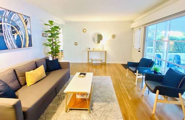 Clean modern 💎 w Backyard ⭐️AC+Parking+W&D⭐️Central location