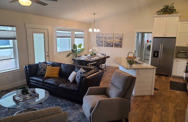 *CLEAN* Private, luxurious, modern family home