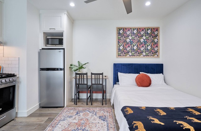 Clean Private Studio 5 Mins from LAX & Beach - Monthly Stay Discounts Available