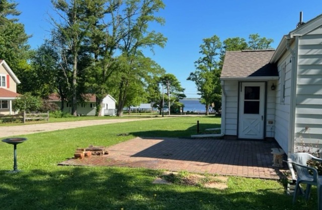 Clean/Quiet ranch home- 1 Block from Public Beach- Fremont