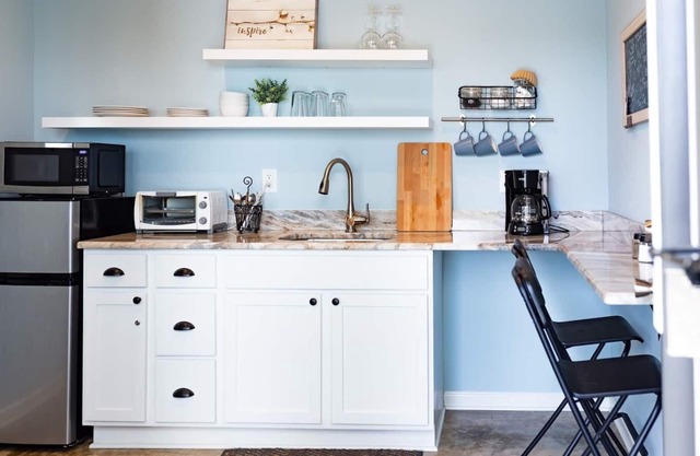 Clean & Serene Studio - easy on/off interstate