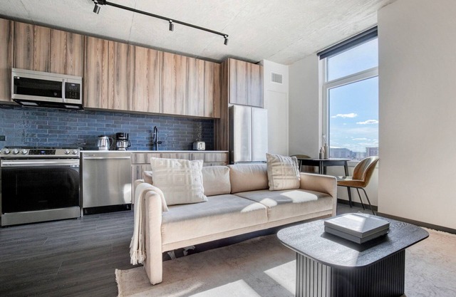 Clean West Loop Studio w/Rooftop, Gym & Grills, nr Park, by Blueground