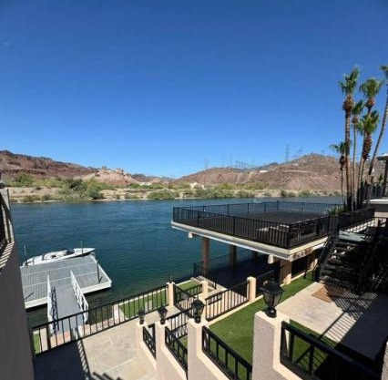 Cliff Hanger, River access with dock