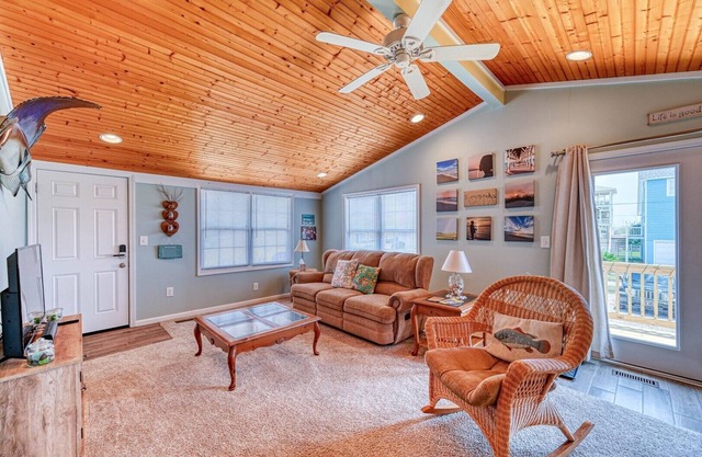 Close to Bars, Shops, Restaurants