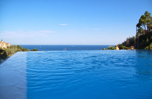 Close to Cannes, quiet, swimming pool with water horizon, unrestricted view of the sea