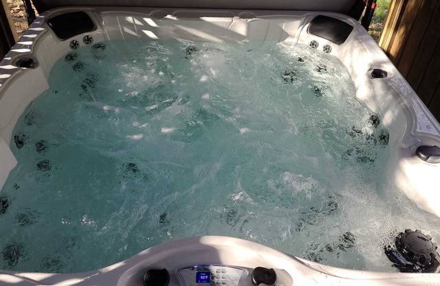 Close to JFBB, cabin w/ hot tub, pool room, fire pit