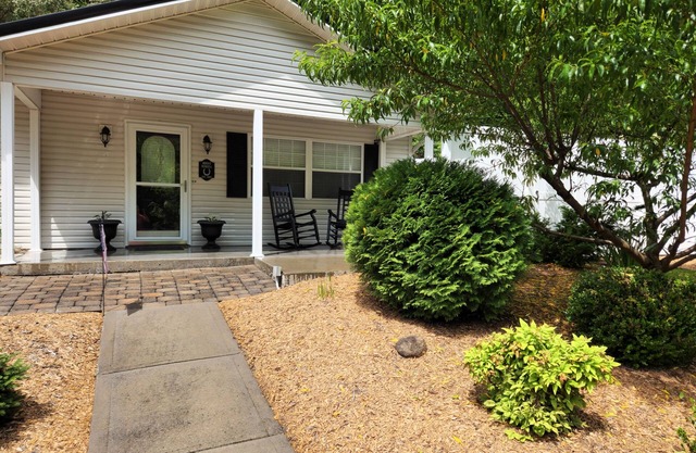 Close to Pigeon Forge*Easy Access Road*Fire Pit Area*Wet Bar