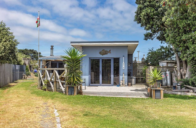 Close to the beach pet friendly 4-bedroom bach with AC, WiFi in Himatangi Beach