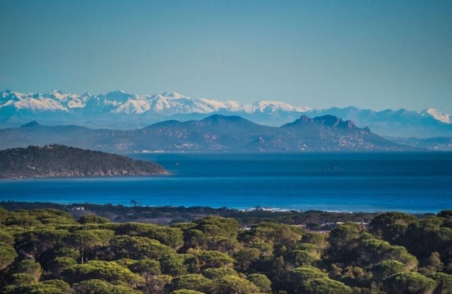 close to the beaches of Escalet. style, architecture, comfort and luxe