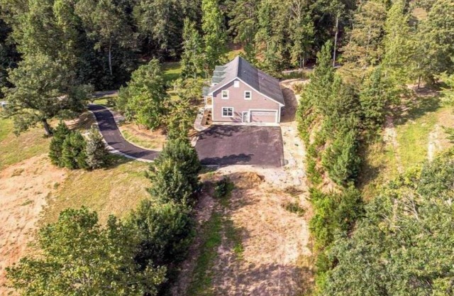 Close to TIEC, Columbus, Tryon, Landum, Lake Lure & Chimney Rock. Very private