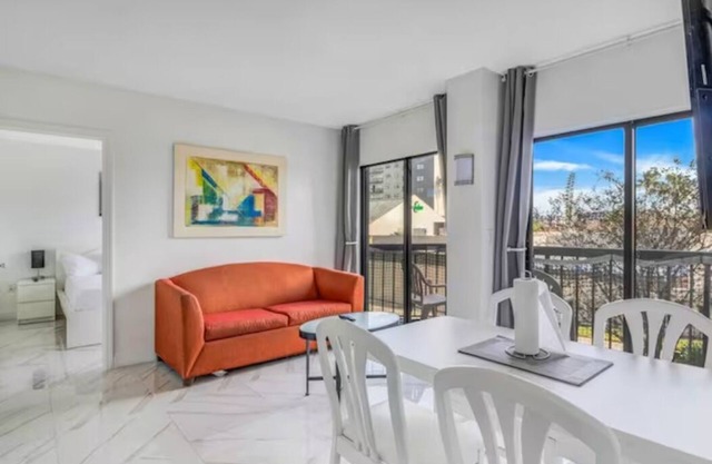 CLOSE TO UNIVERSAL and International drive, 2 bedroom king suite with parking