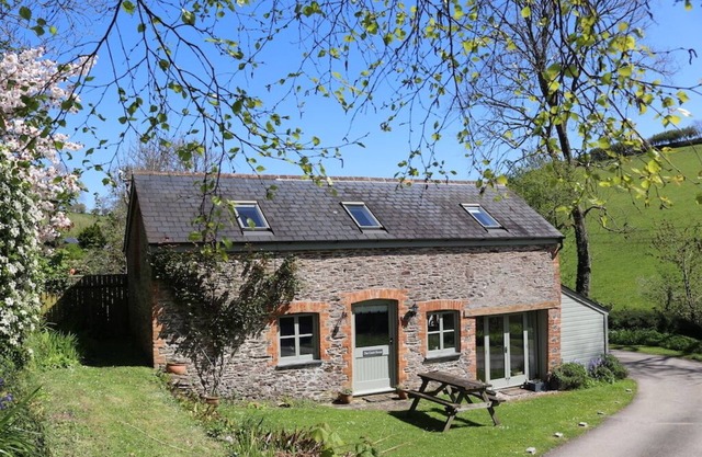 Coach House, Bantham, South Devon - stunning 2 bedroom converted barn