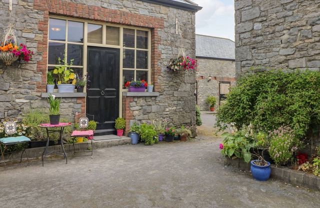 COACH HOUSE, family friendly in Borris-In-Ossory, County Laois