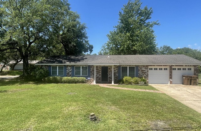 Coastal Blue. 2 minutes to Gulf of Mexico. Private backyard for BBQ/entertaining